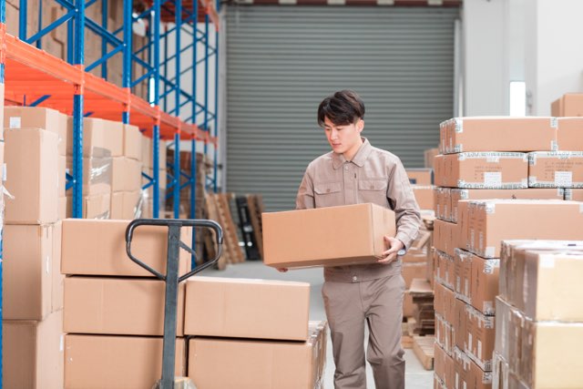 攝圖網_501122557_倉庫管理員搬運貨物(企業商用).jpg